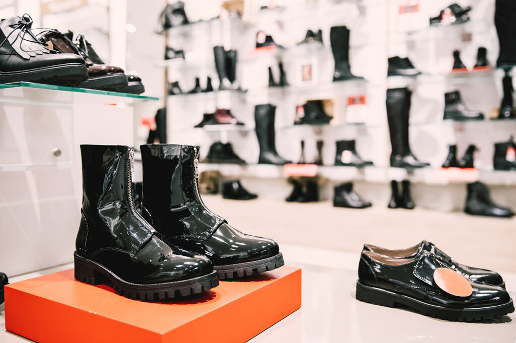 Hola ofrece venta de zapatos en su tienda en Peñíscola.