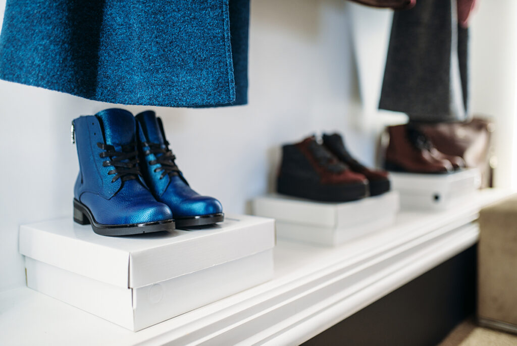 Hola ofrece venta de zapatos en su tienda en Peñíscola.